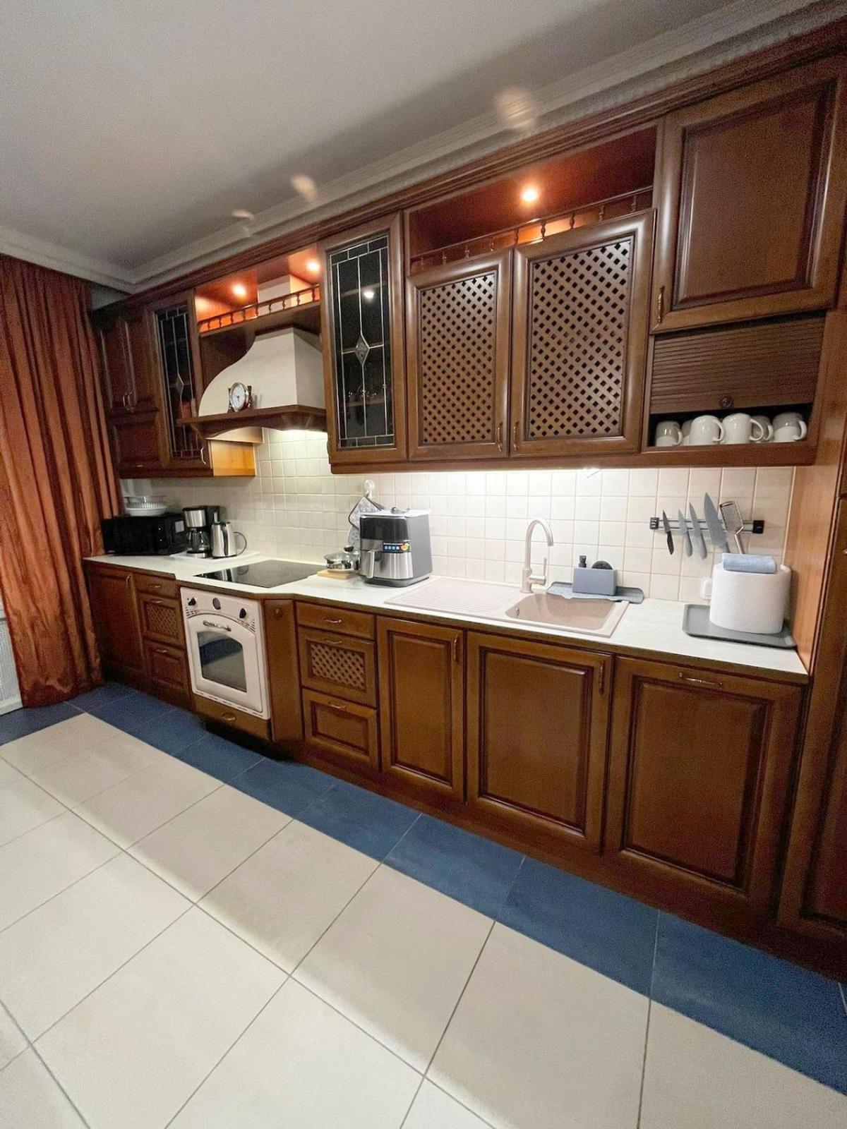 Elegant 5 Bedr With Sauna In The Centre, Near Viru And Old Town, With Private Parking Tallinn