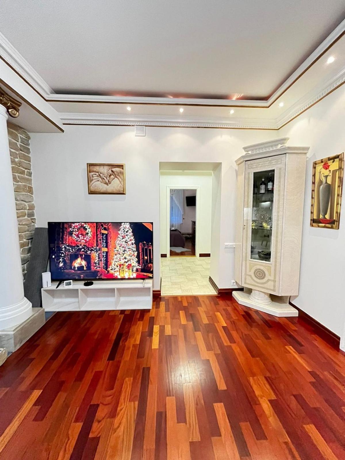Elegant 5 Bedr With Sauna In The Centre, Near Viru And Old Town, With Private Parking * Tallinn