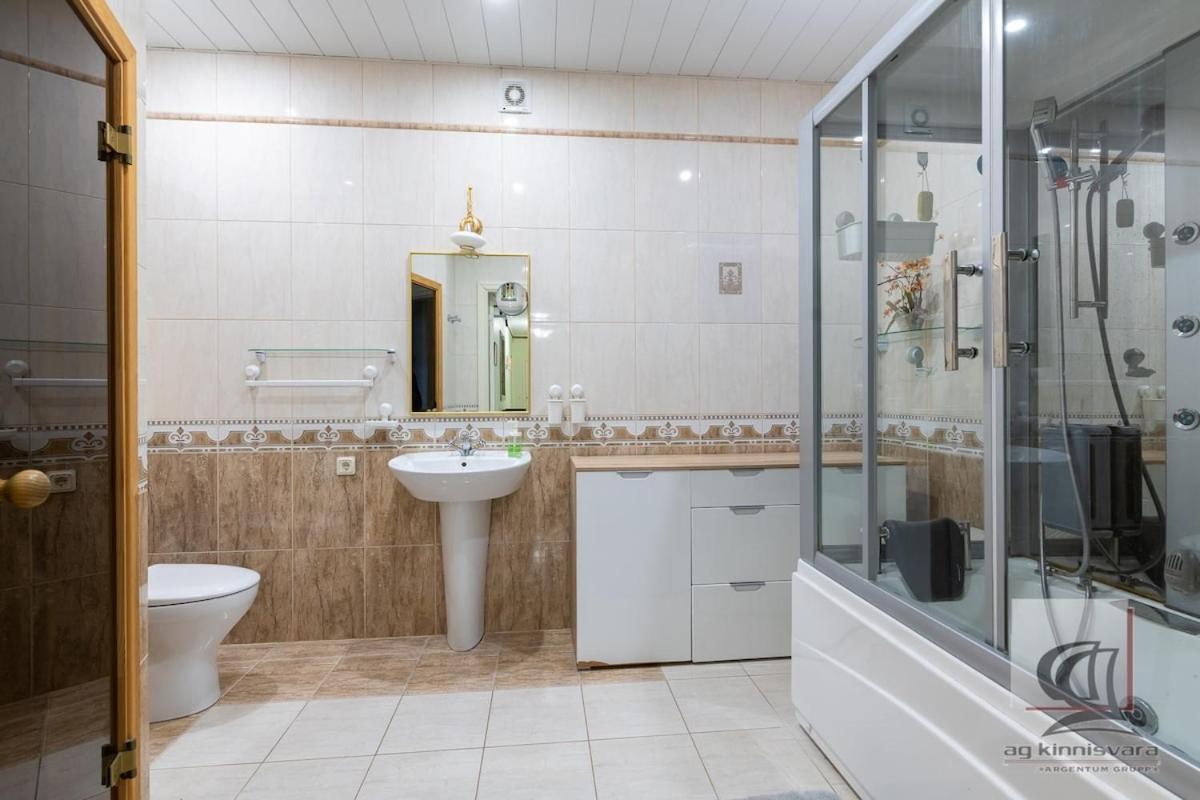 Elegant 5 Bedr With Sauna In The Centre, Near Viru And Old Town, With Private Parking Apartment *
