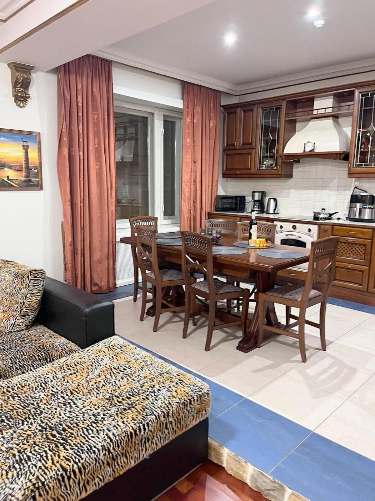 Apartment Elegant 5 Bedr With Sauna In The Centre, Near Viru And Old Town, With Private Parking