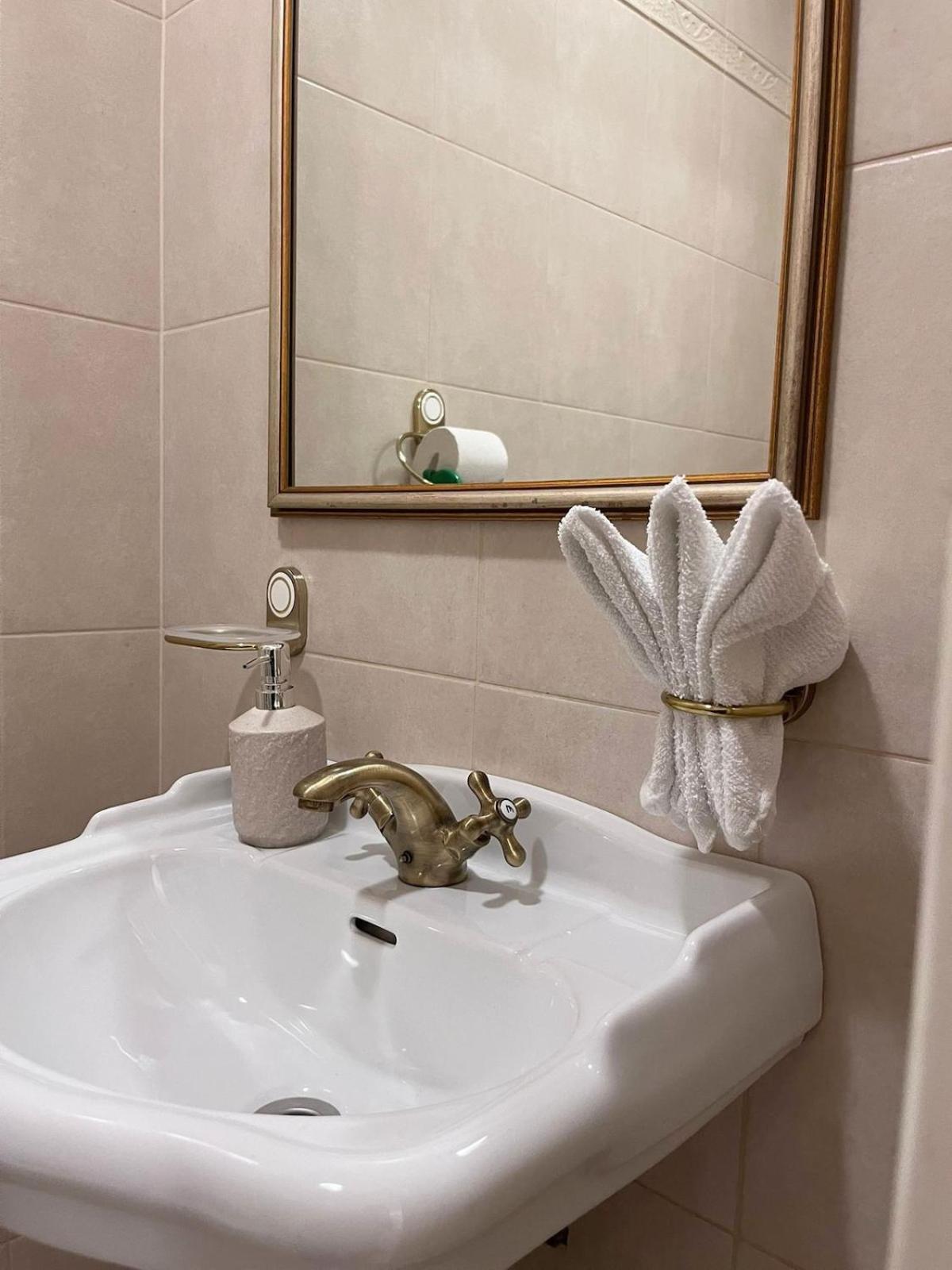 Elegant 5 Bedr With Sauna In The Centre, Near Viru And Old Town, With Private Parking Apartment