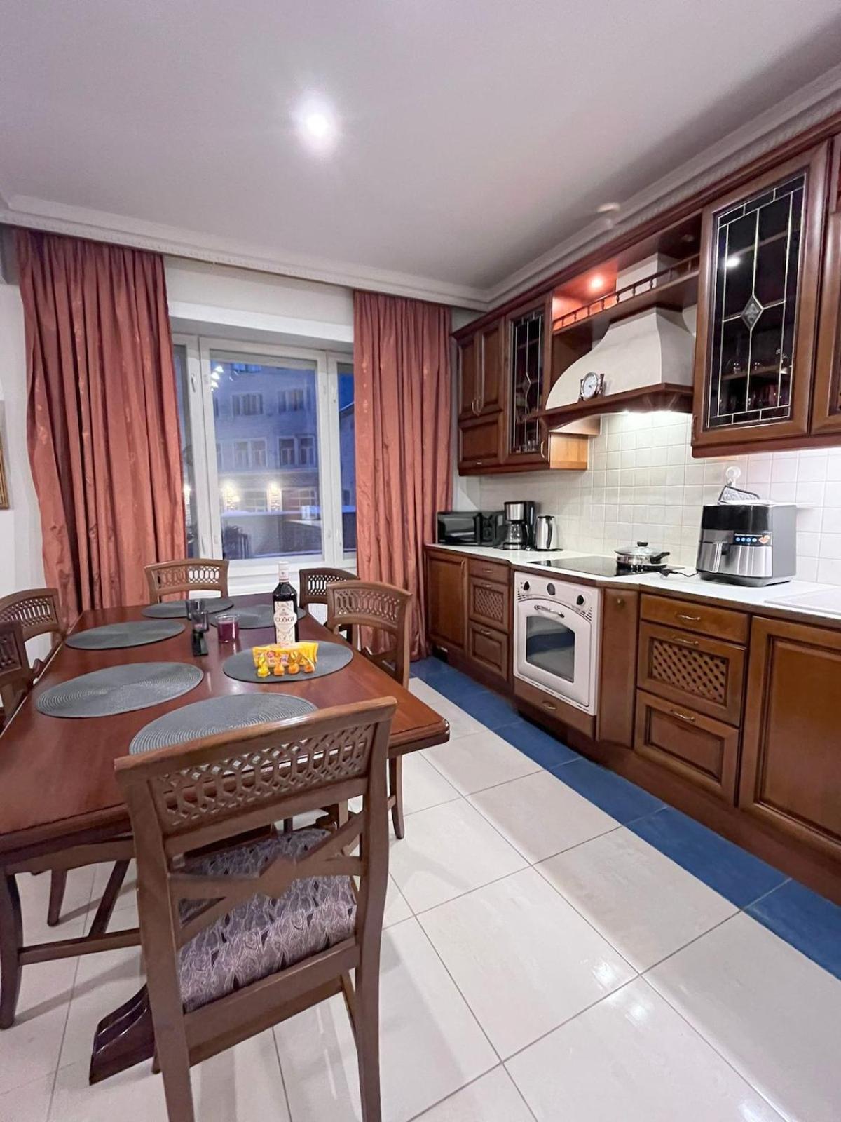 Elegant 5 Bedr With Sauna In The Centre, Near Viru And Old Town, With Private Parking Apartment